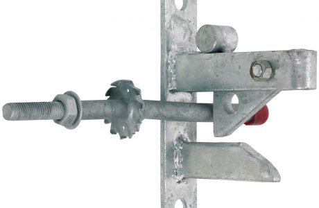 Heavy duty auto latch for a five bar field gate.