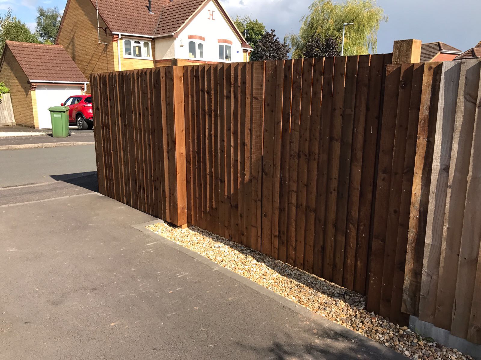 Feather clearance edge gate